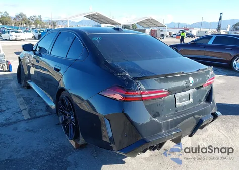 2026 BMW M5 z USA, uszkodzony, nr VIN WBS83FK06TCW13620